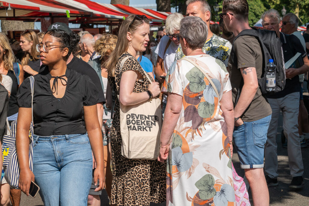 Meer dan 100.000 bezoekers op zonnige Deventer Boekenmarkt